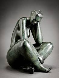 Sculpture d'une femme assise par Jean Laniau.