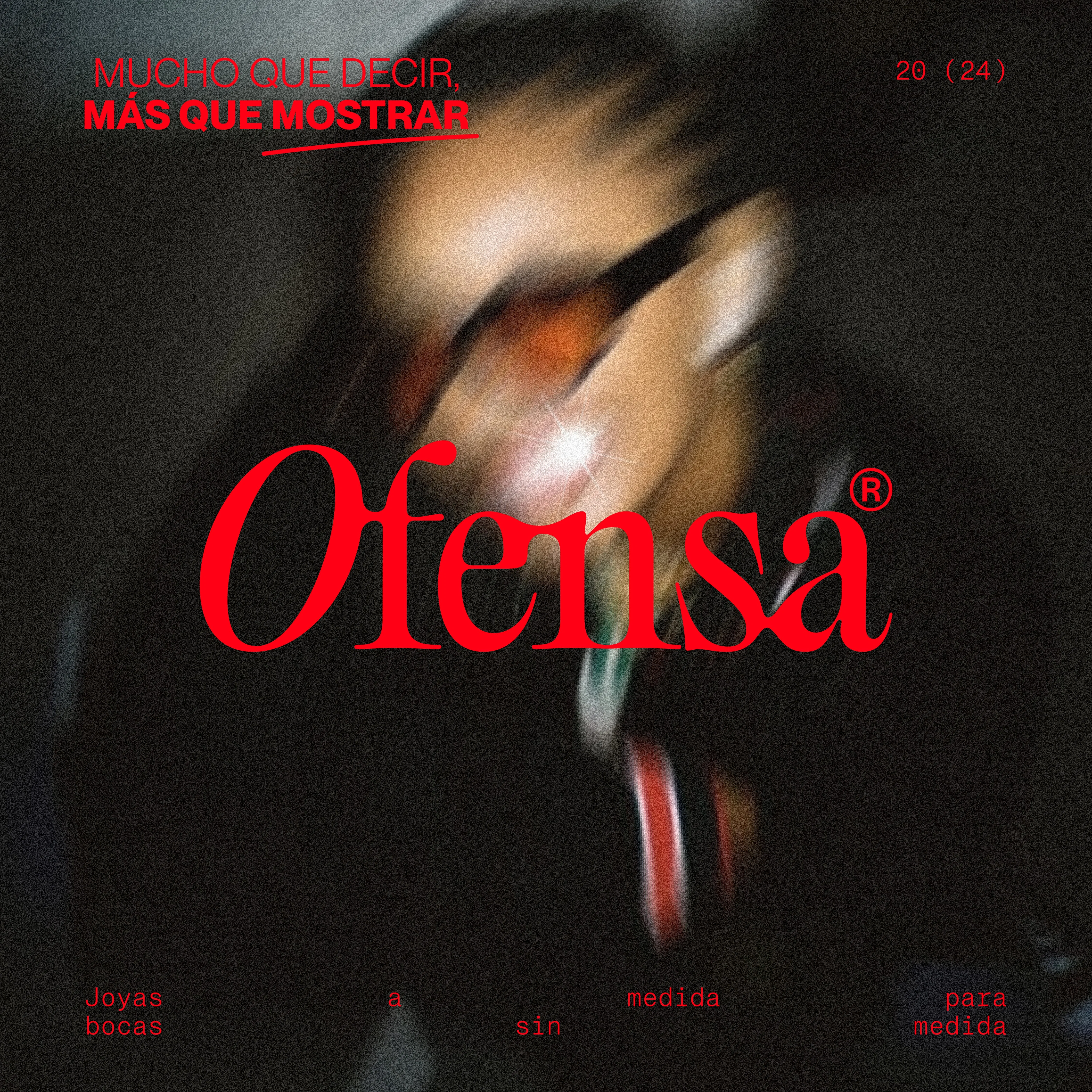 Una imagen borrosa de una persona con gafas de sol, con el texto «Ofensa» destacado en rojo.