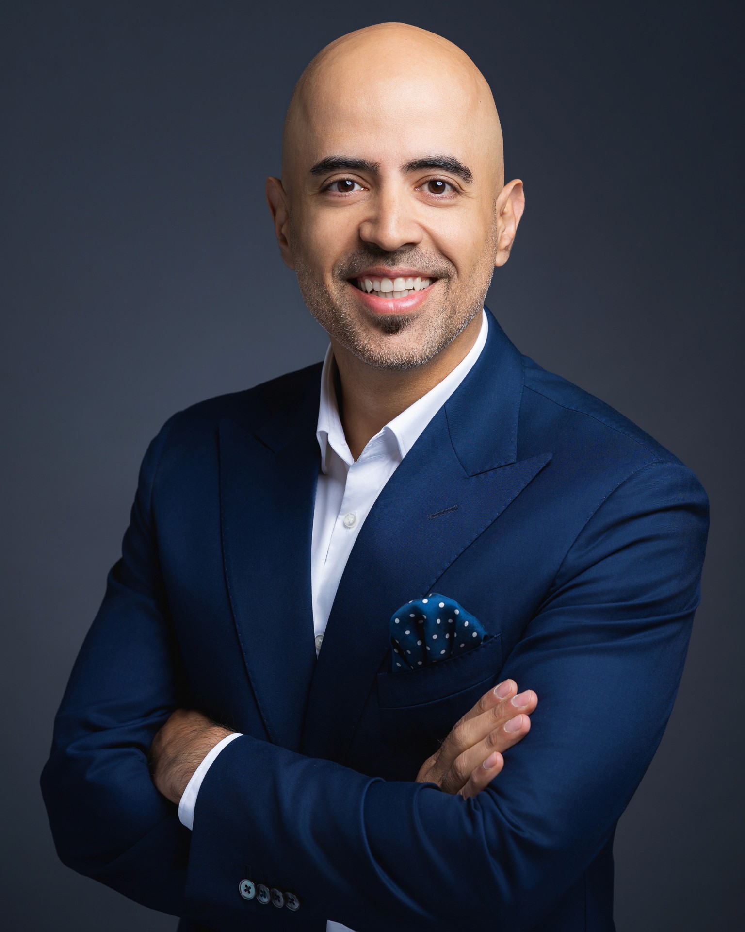 Klassisches Business Headshot eines Mannes im dunklen Anzug vor grauem Hintergrund, Studiofotografie Zürich