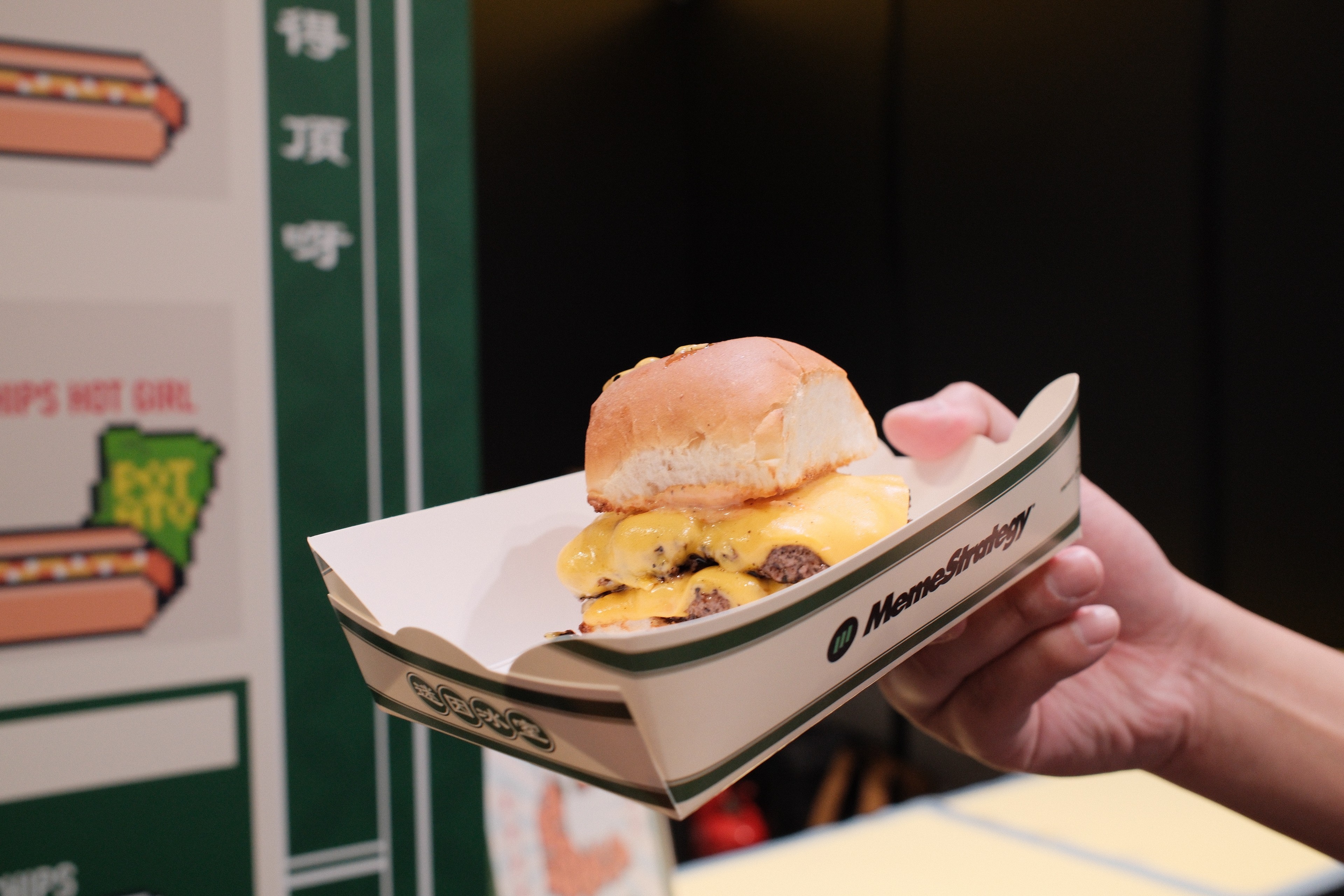 MemeStrategy聯乘Honbo Burger於ComplexCon HK 2025推茶餐廳迷因美食