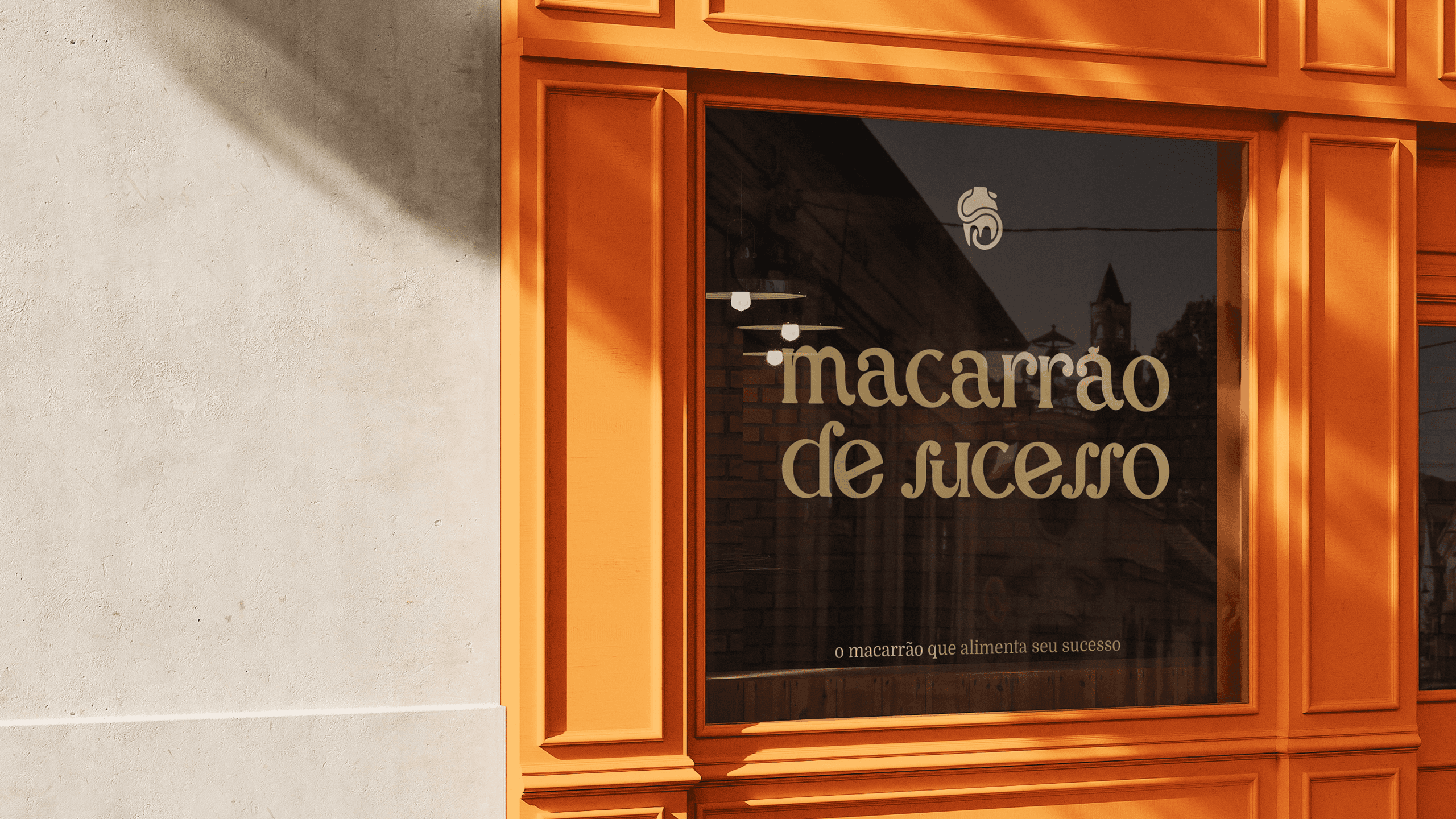 um copo cheio de cerveja com uma assinatura comemorativa da marca Rei da Cerveja. O copo possui o brasão da marca em formato de adesivo em um ambiente medieval.