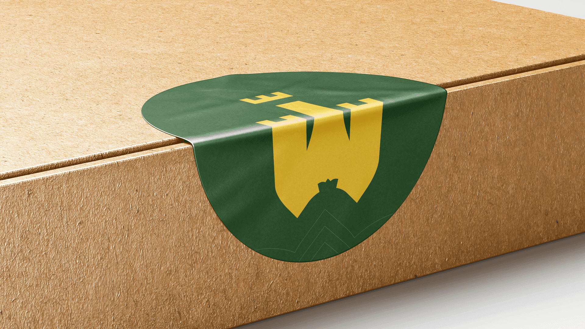 caixa de produto com adesivo de logo verde e amarelo