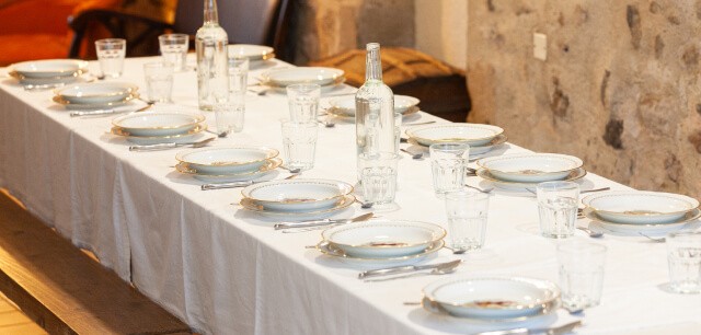 Salle de restauration avec couverts