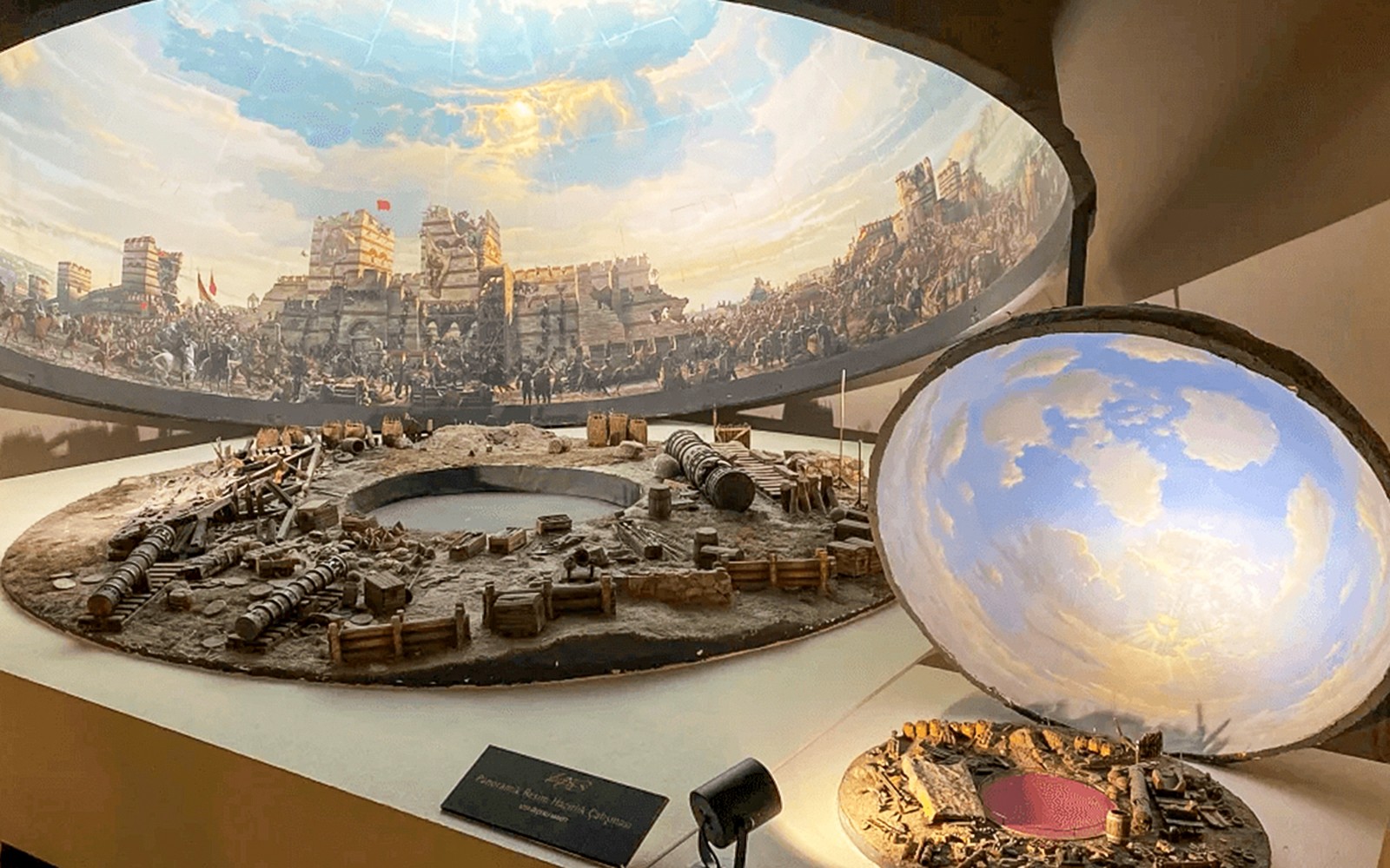 Pameran di dalam Museum Sejarah Panorama 1453 Istanbul