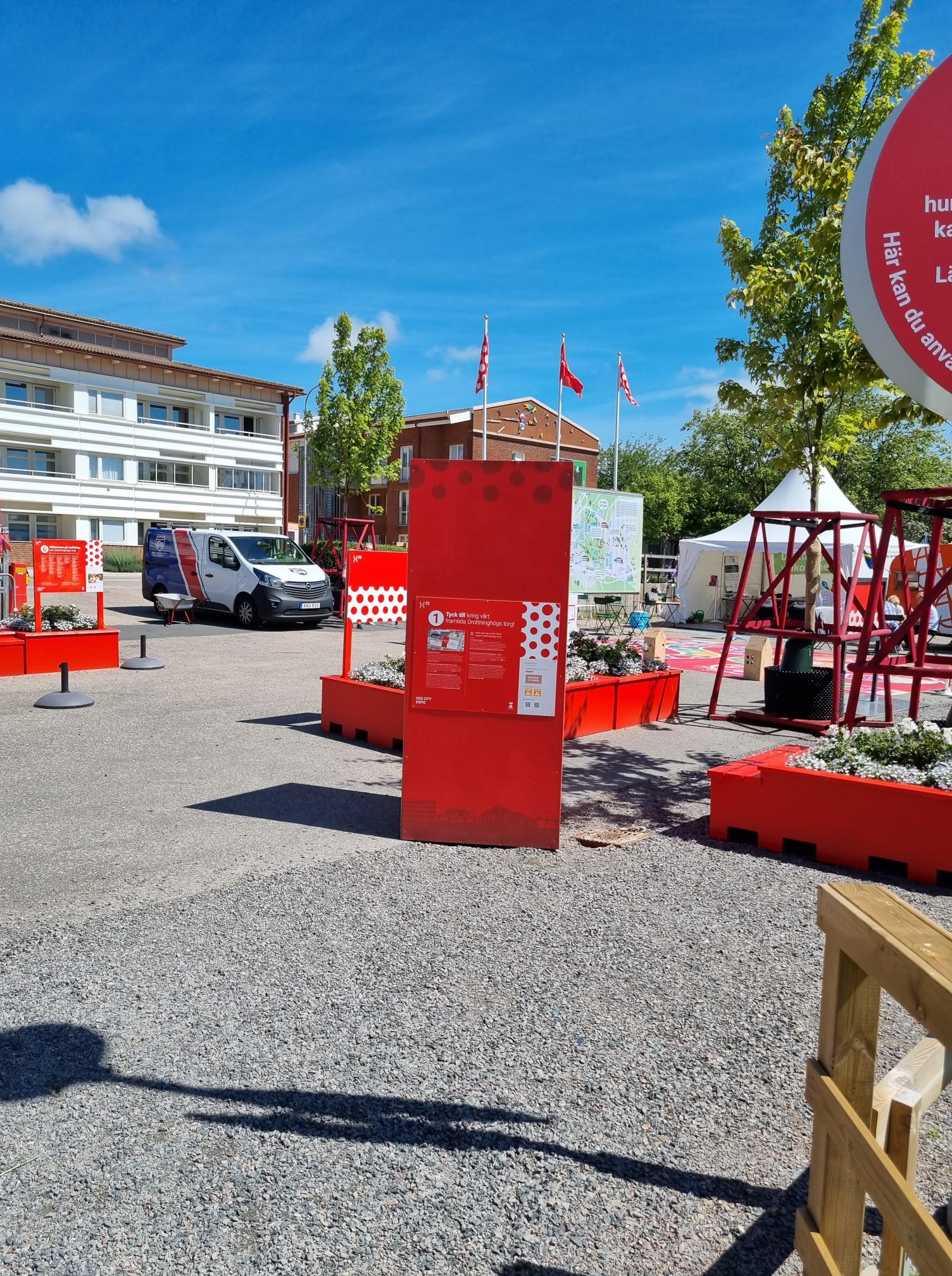 Upplyst fasadskylt, typ ljuslåda, monterad på byggnad.