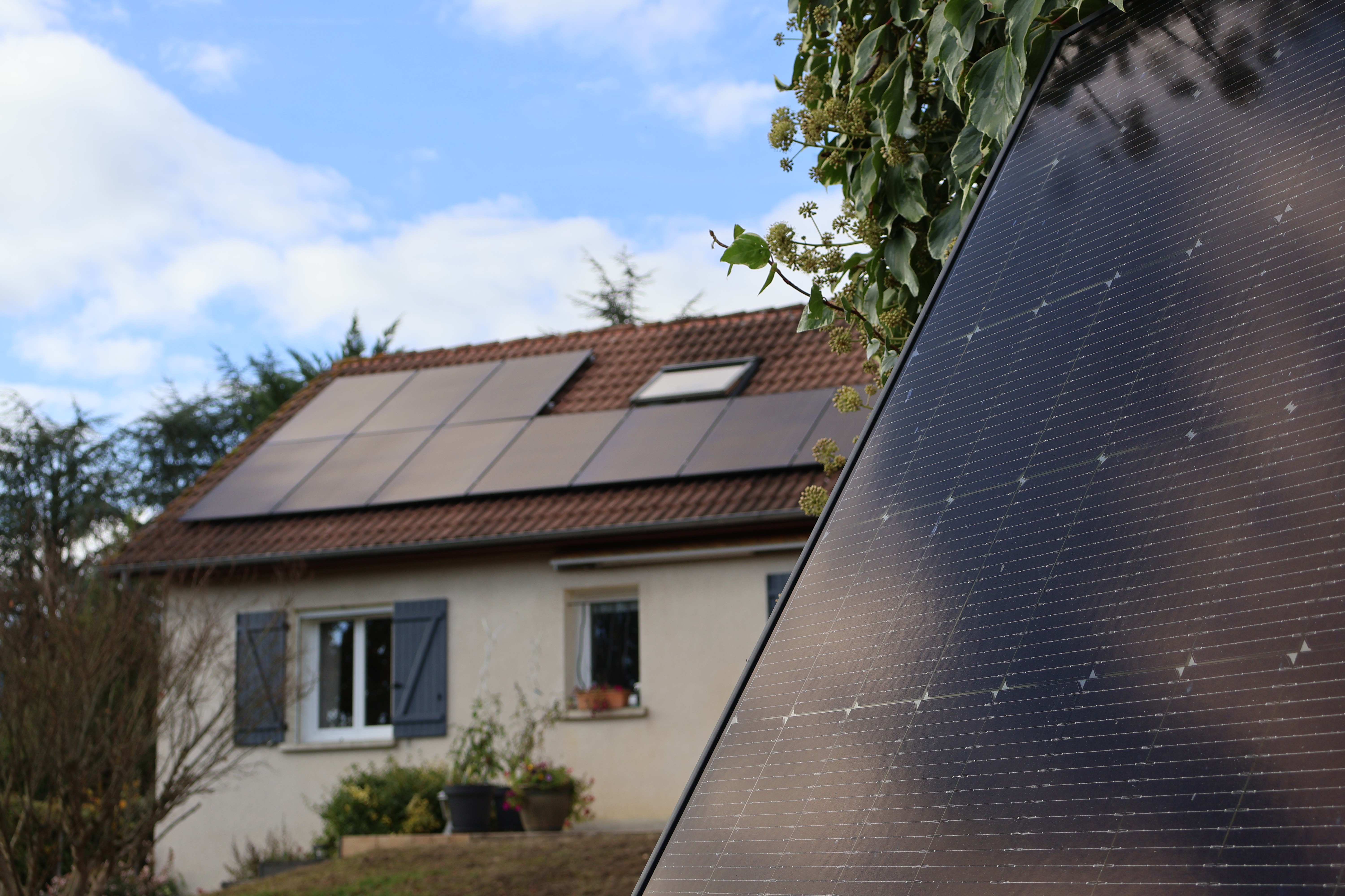 photo d'une maison équipée par Solarock en panneaux solaires