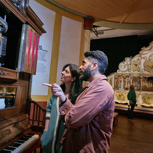 Man och kvinna står bredvid Violina