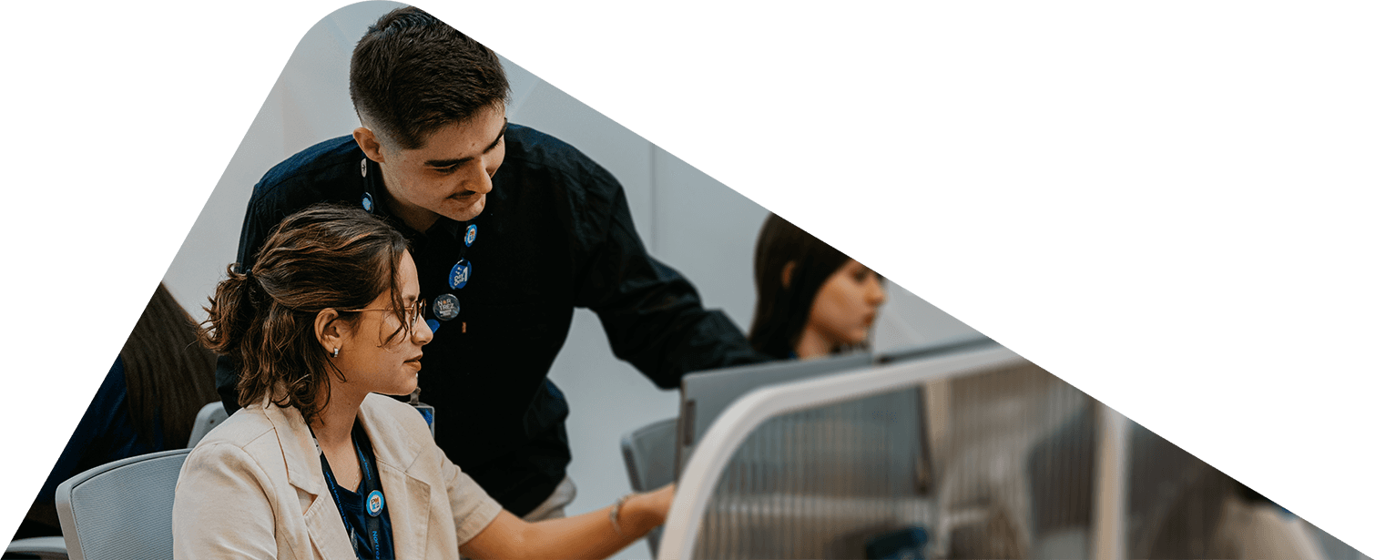 expertos trabajando con tecnología