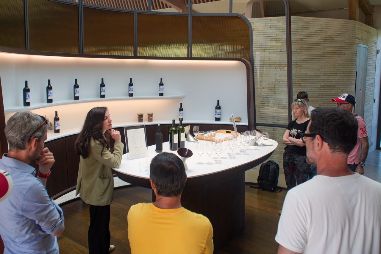 Des participants dans une salle de dégustation de vins, road trip Auvergne Périgord