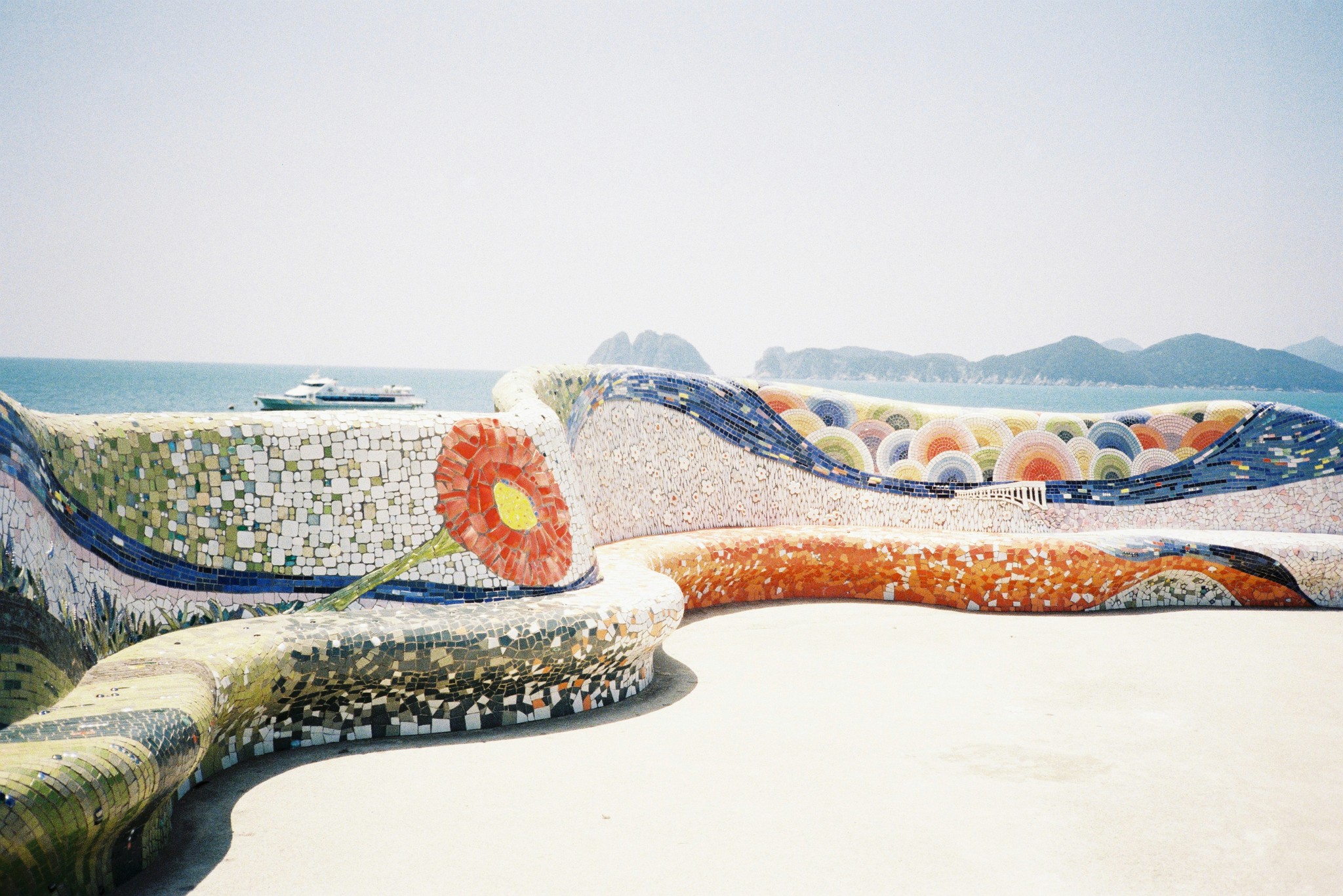 Détails architecturaux de Gaudi à Barcelone : référence esthétique pour la conception de structures web complexes et créatives.