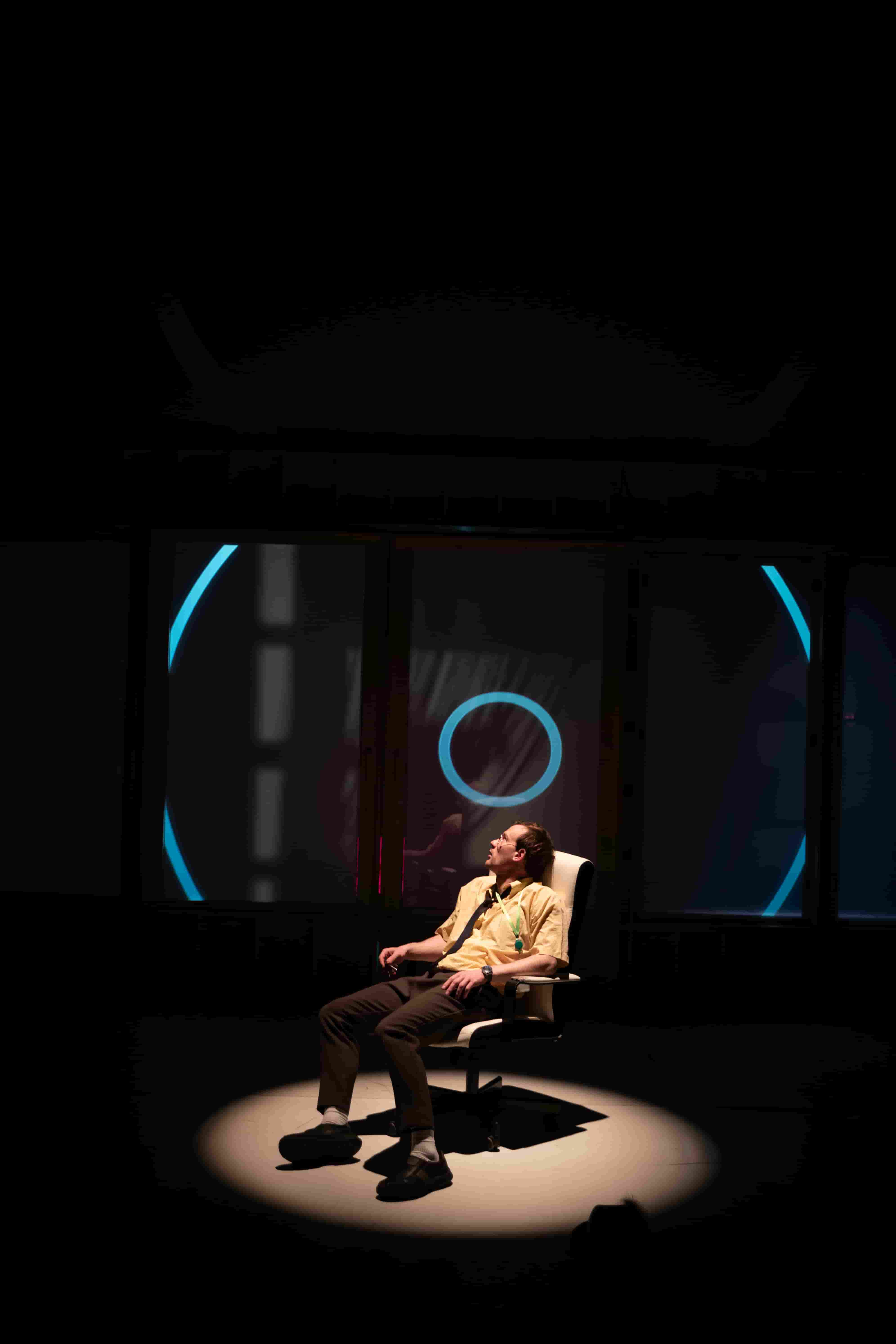 Váradi Gergely a Fukuyama után főpróbáján a fal előtt.