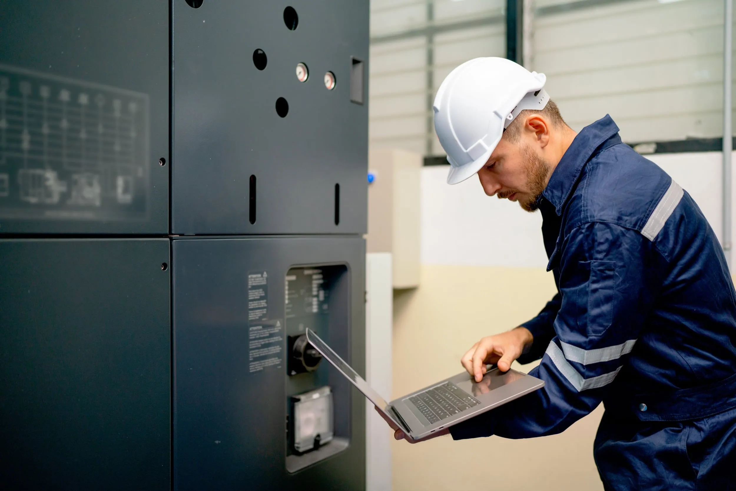 In einer modernen Fabrik arbeiten automatisierte Maschinen und verdeutlichen effiziente Fertigung.