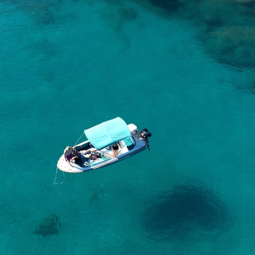 供應商的船隻可以在沒有強制航行執照的情況下租用。