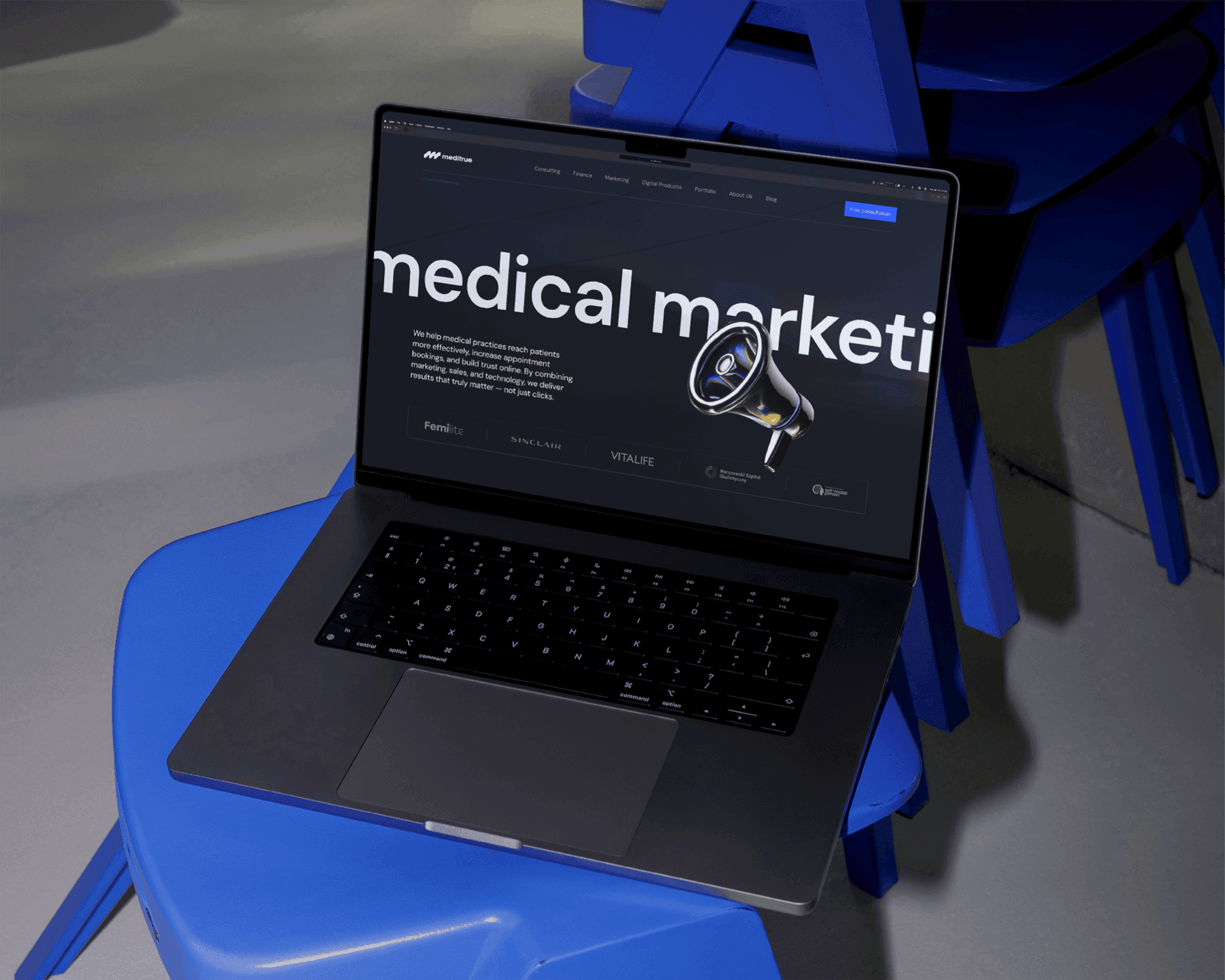 Mockup. Laptop show meditrue website