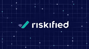 Riskified-Logo auf dunkelblauem Raster, einer der hier vorgestellten Anbieter für KI-gestützte Betrugserkennung.
