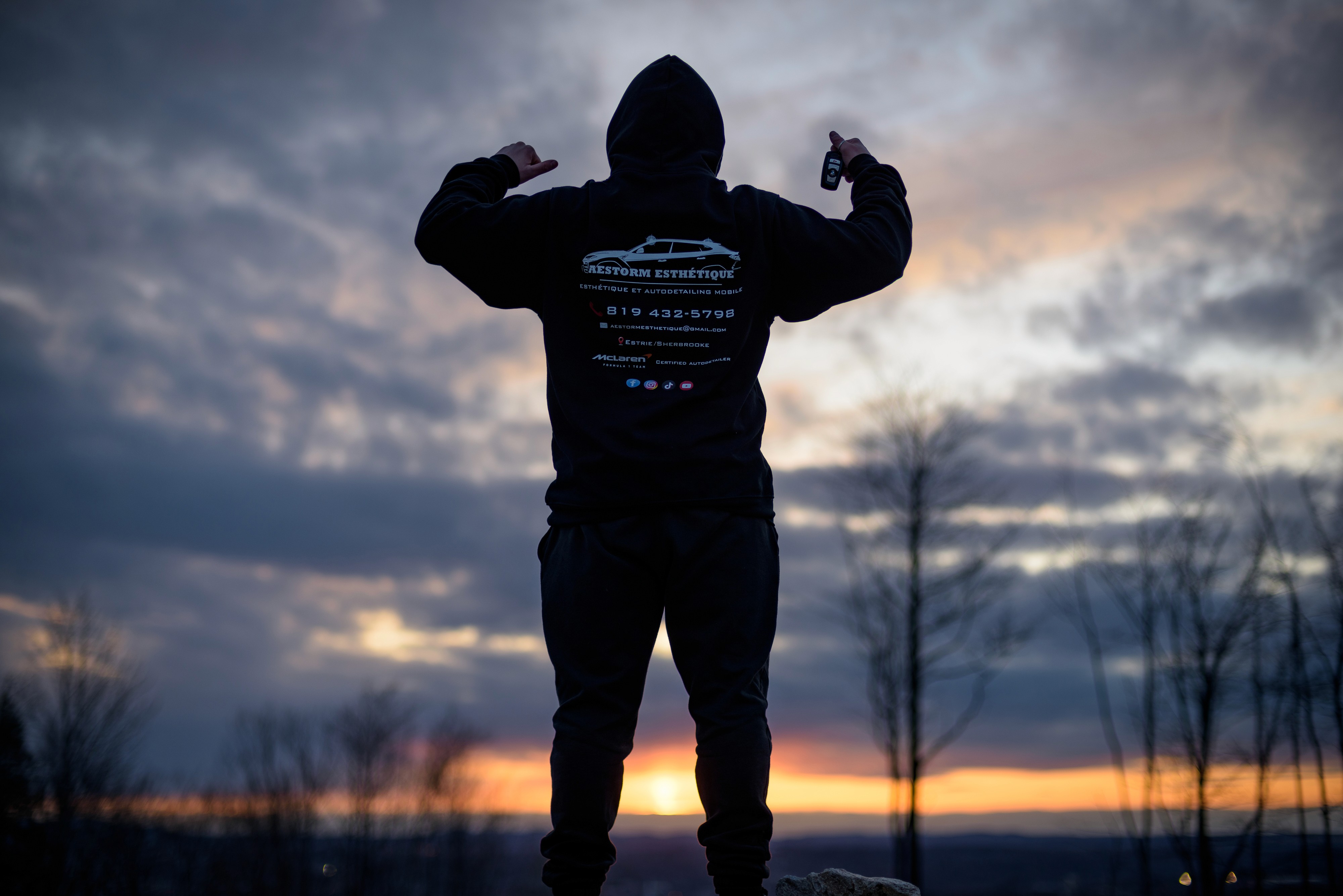 Jeune entrepreneur de Aestorm Esthétique nettoyant un véhicule à Sherbrooke.