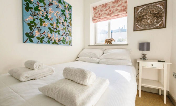 Light-filled flat in breezy Battersea