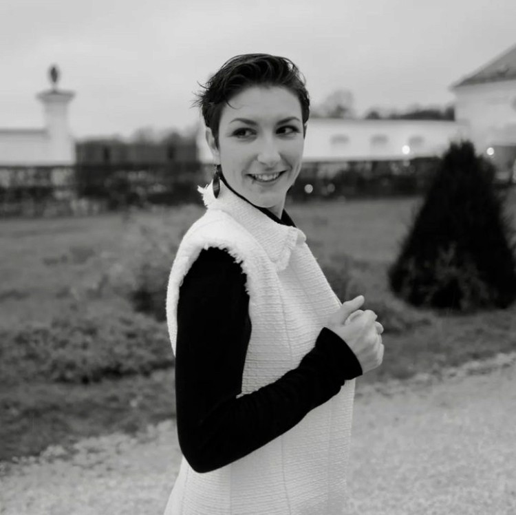 Portraitfoto der Webdesignerin schwarz/weiß