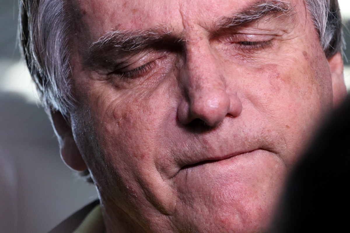 Bolsonaro é preso após ordem do STF
