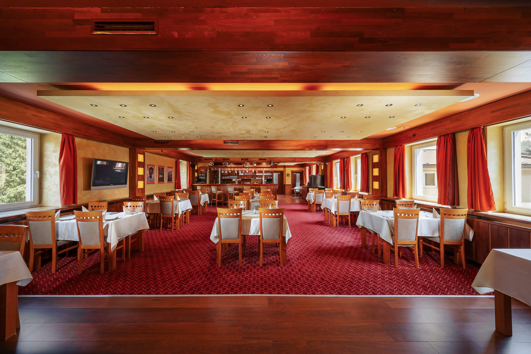 Pohľad na presvetlenú reštauráciu