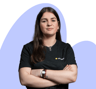 Photo d'Audrey Harel, Responsable Relation Client chez Solarock, installateur de panneaux solaires