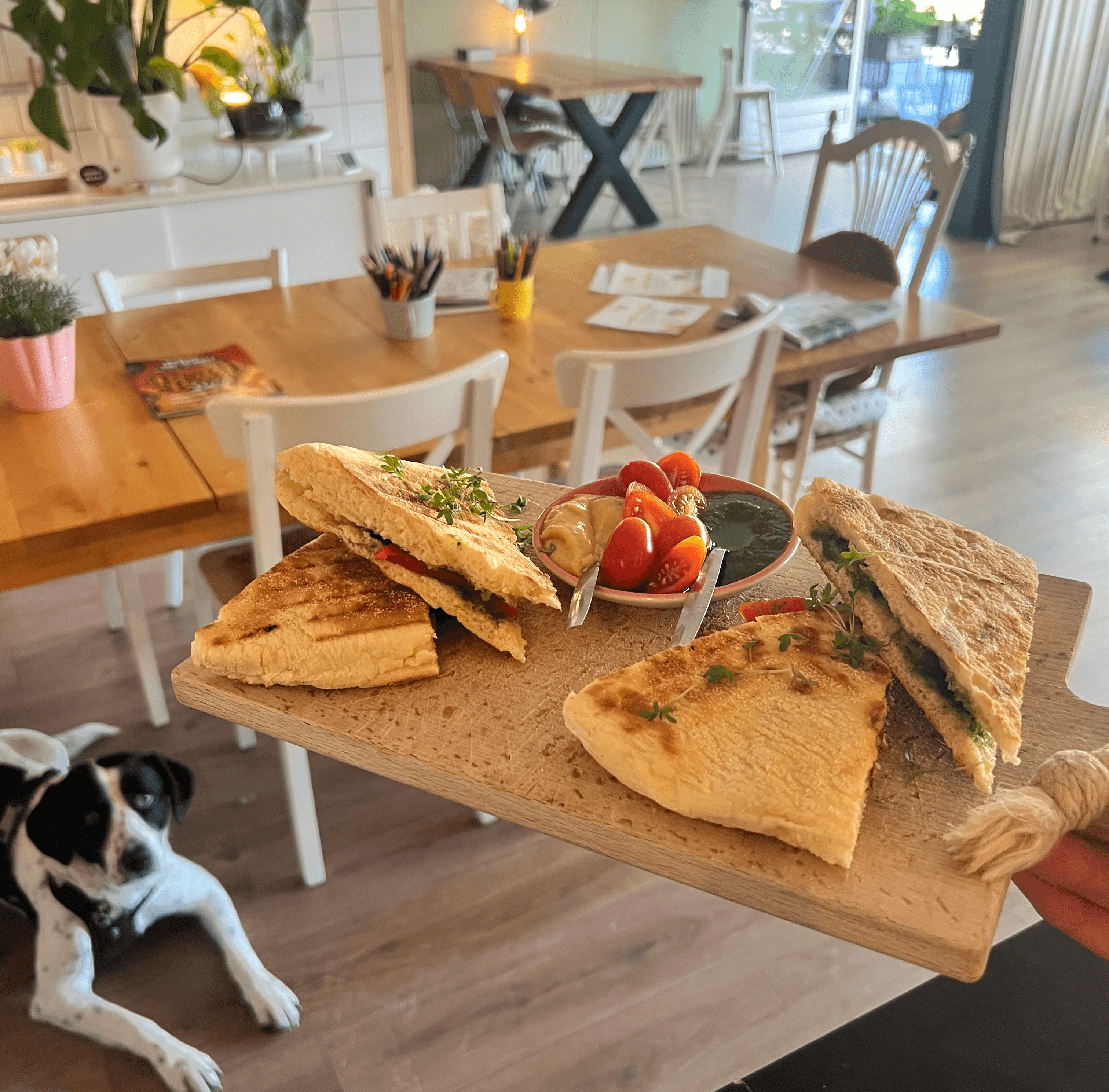 Mensen aan tafel in het Energiehuis