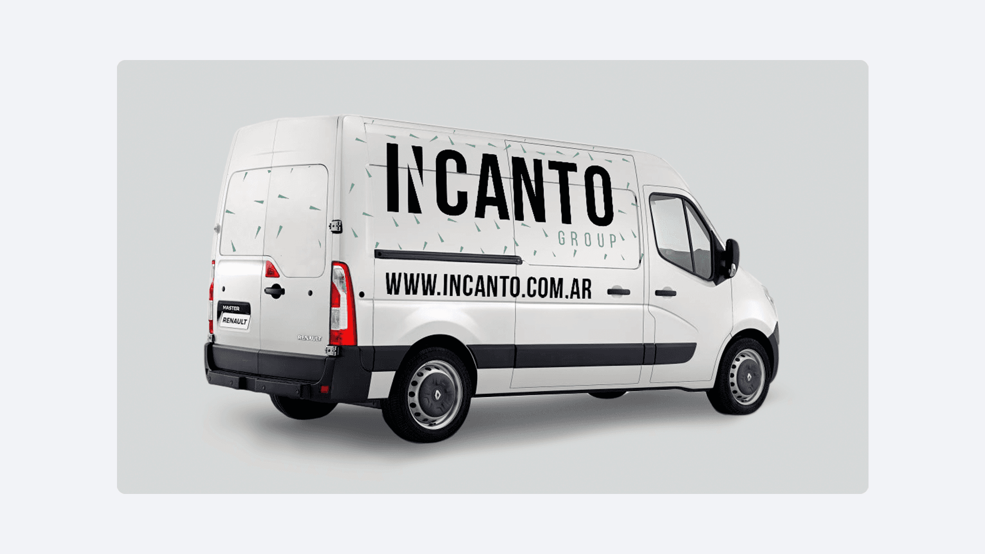 Camioneta de flete blanca con el branding de "INCANTO GROUP" y la URL del sitio web oficial sobre fondo gris.
