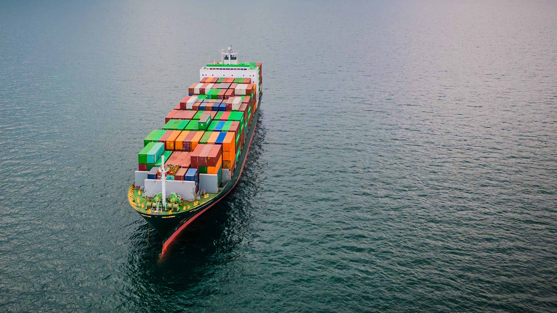 Великий транспортний корабель із вантажними контейнерами під час морських перевезень