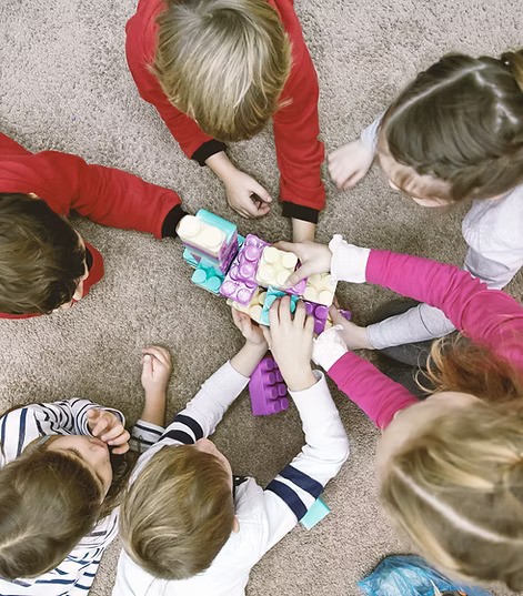Ein Afrikanischer Elefant wirbelt Staub auf – Unterstützt durch die DAG Unternehmensgruppe im Rahmen der AMES Foundation zum Schutz bedrohter Tierarten.