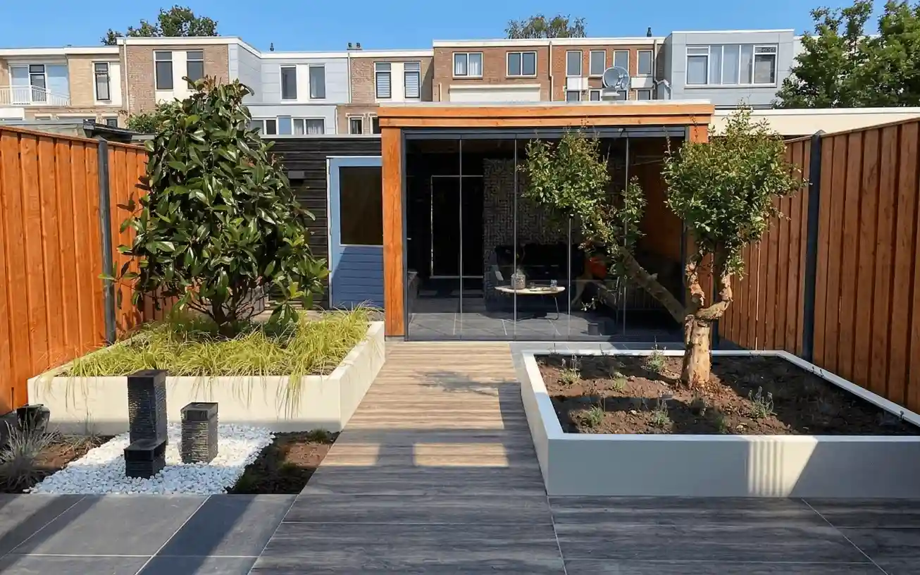 Luxe erfascheiding en tuinontwerp door Hoveniersbedrijf Star Landscaping te Cuijk