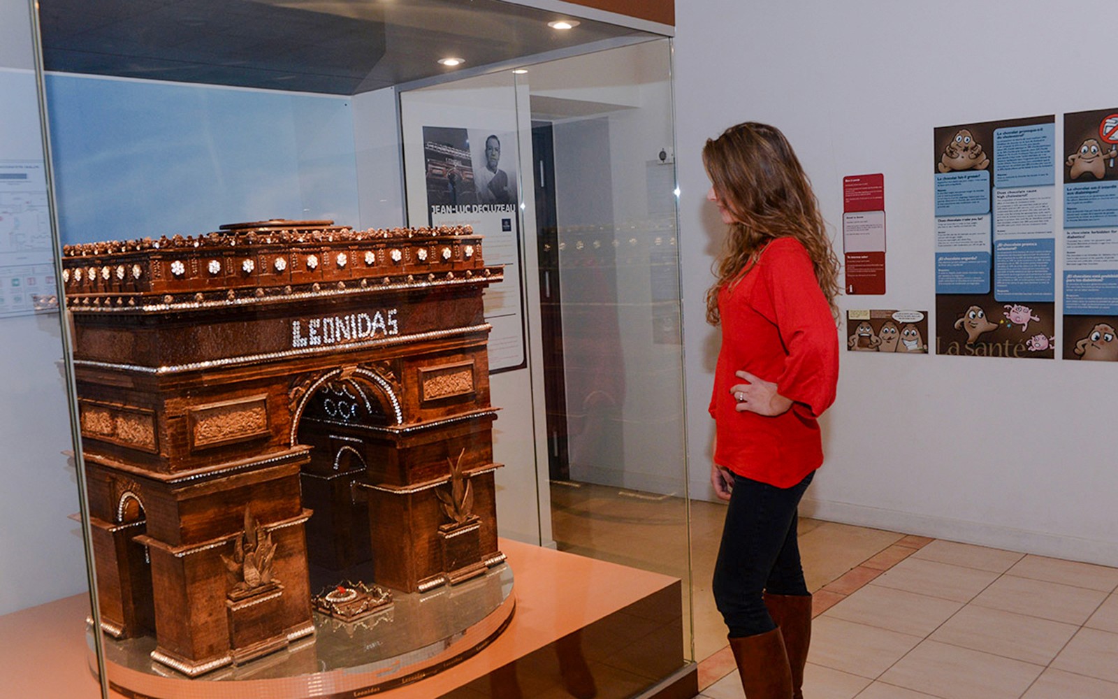 Mujer observando el Arco de Triunfo de chocolate en el museo Choco-Story de París.