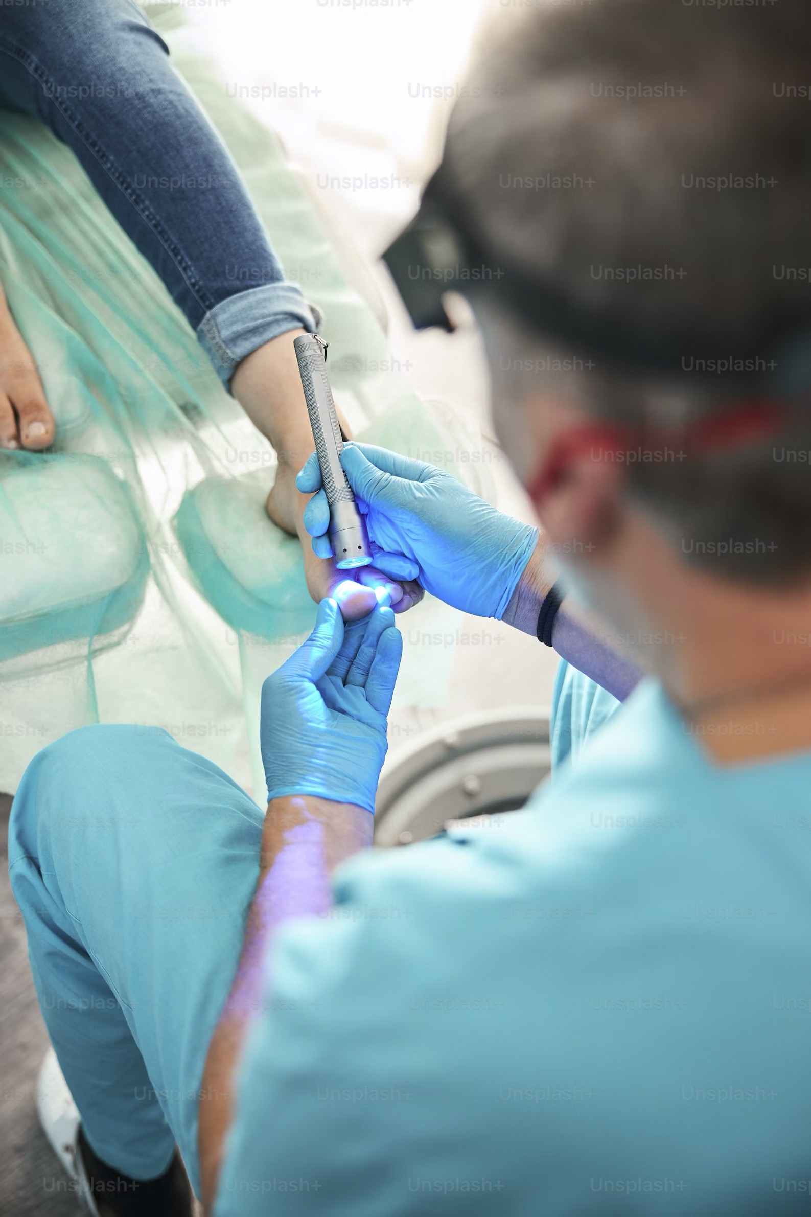 Podologie - Podologue soignant un pied