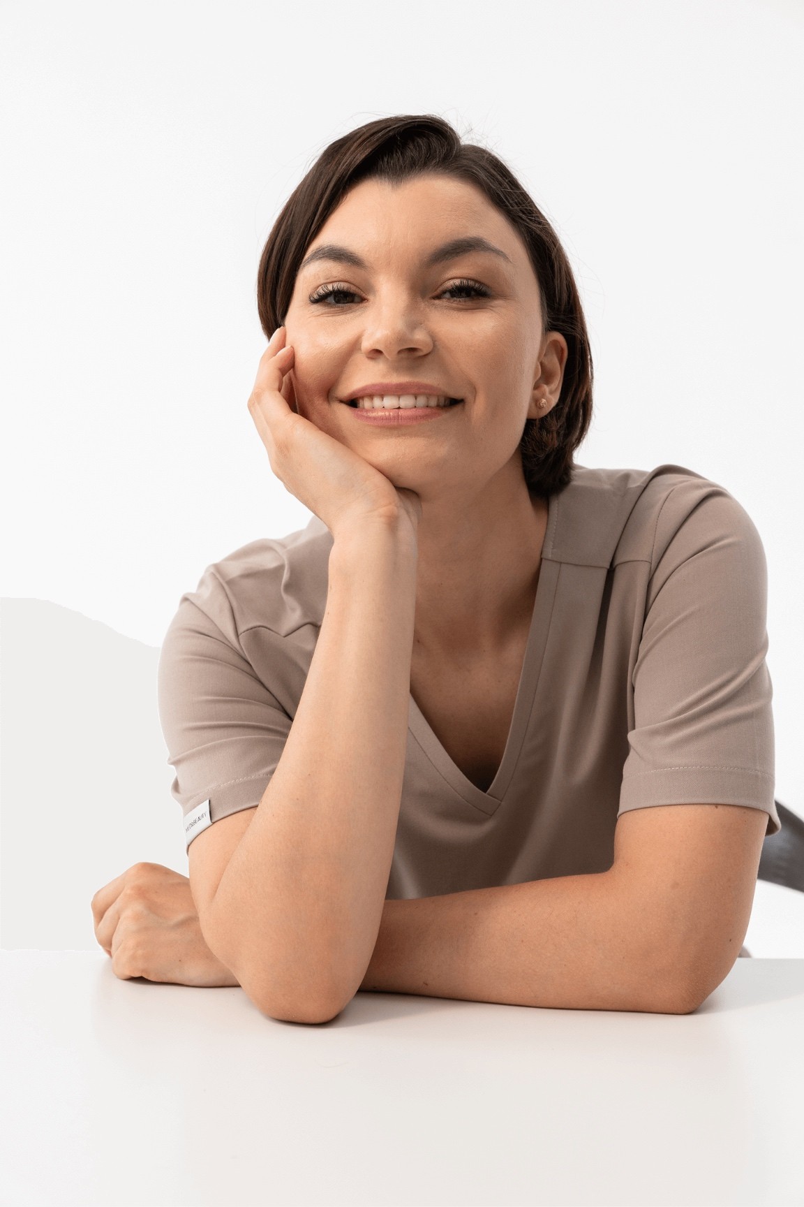 Sesja Skin Mission – portret założycielki przy stole