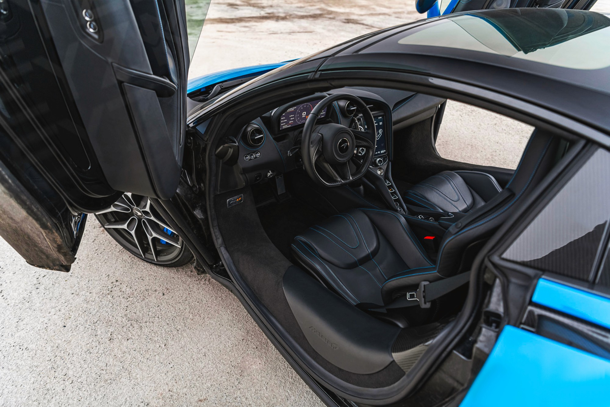 Vue interieur Mclaren 765LT Bleu – Location Supercar à Dubaï | Keyz Rent