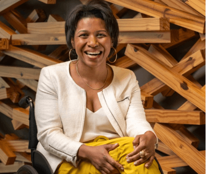mulher negra em uma cadeira de rodas