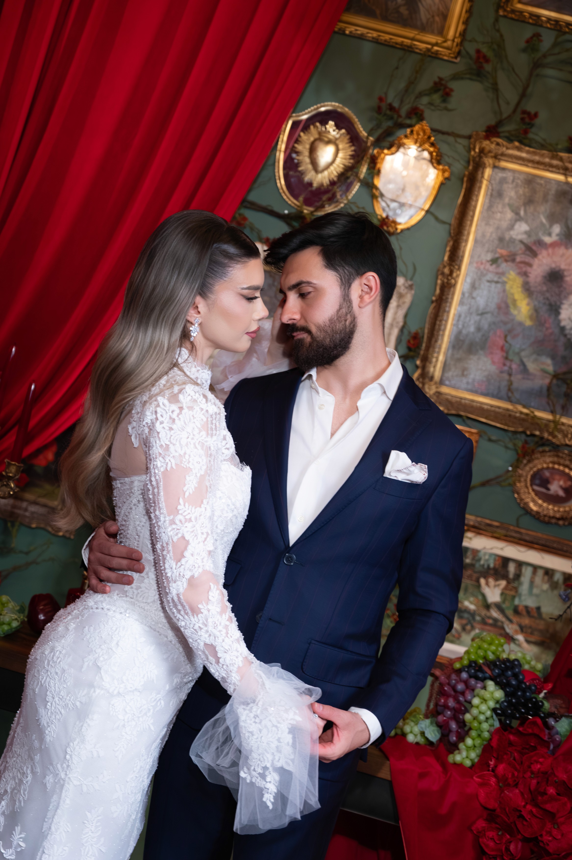 Portret de cuplu cu mirii într-un decor vintage cu accente roșii, ședință foto de nuntă în București