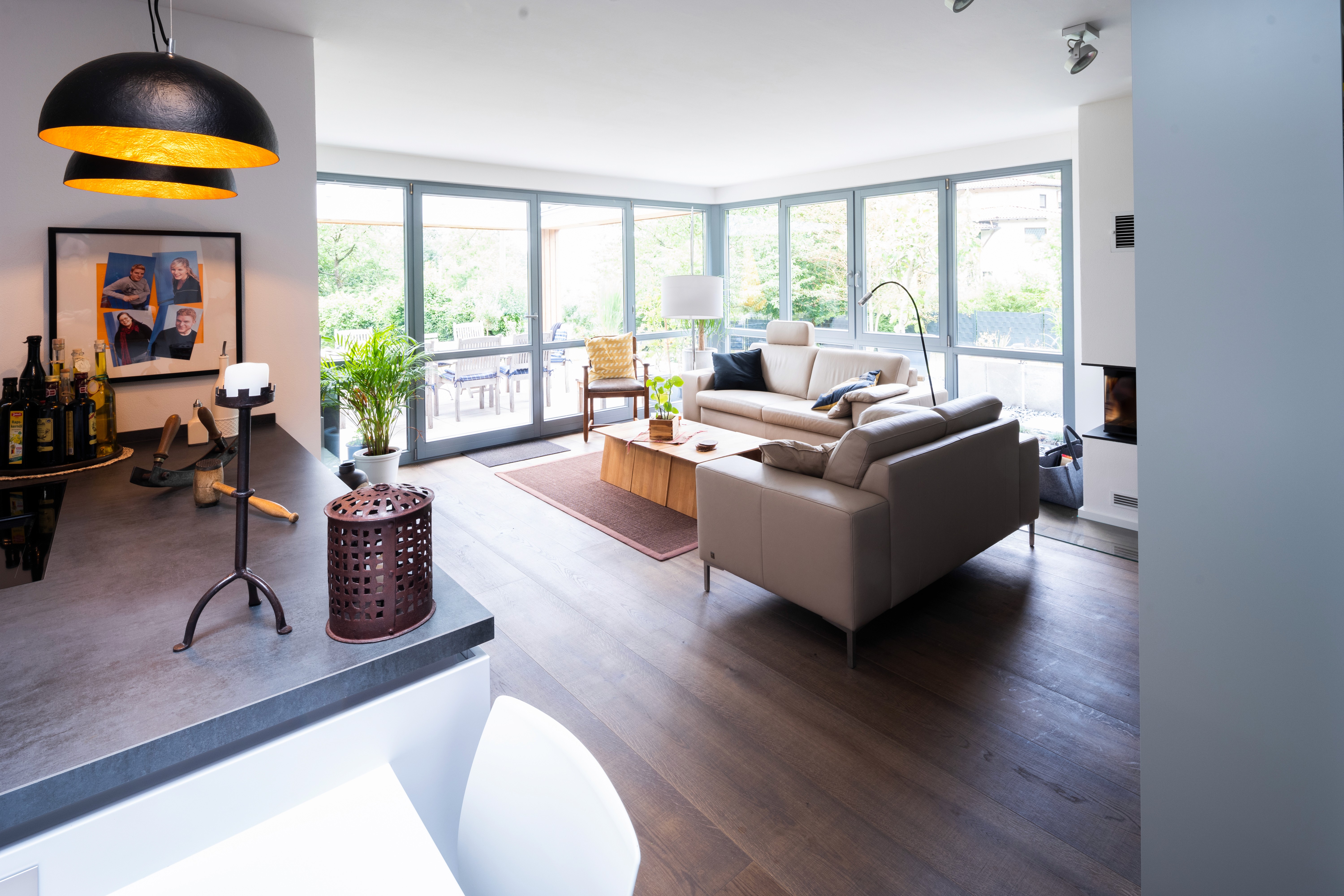 Helles und modernes Wohnzimmer mit großer Glasfassade
