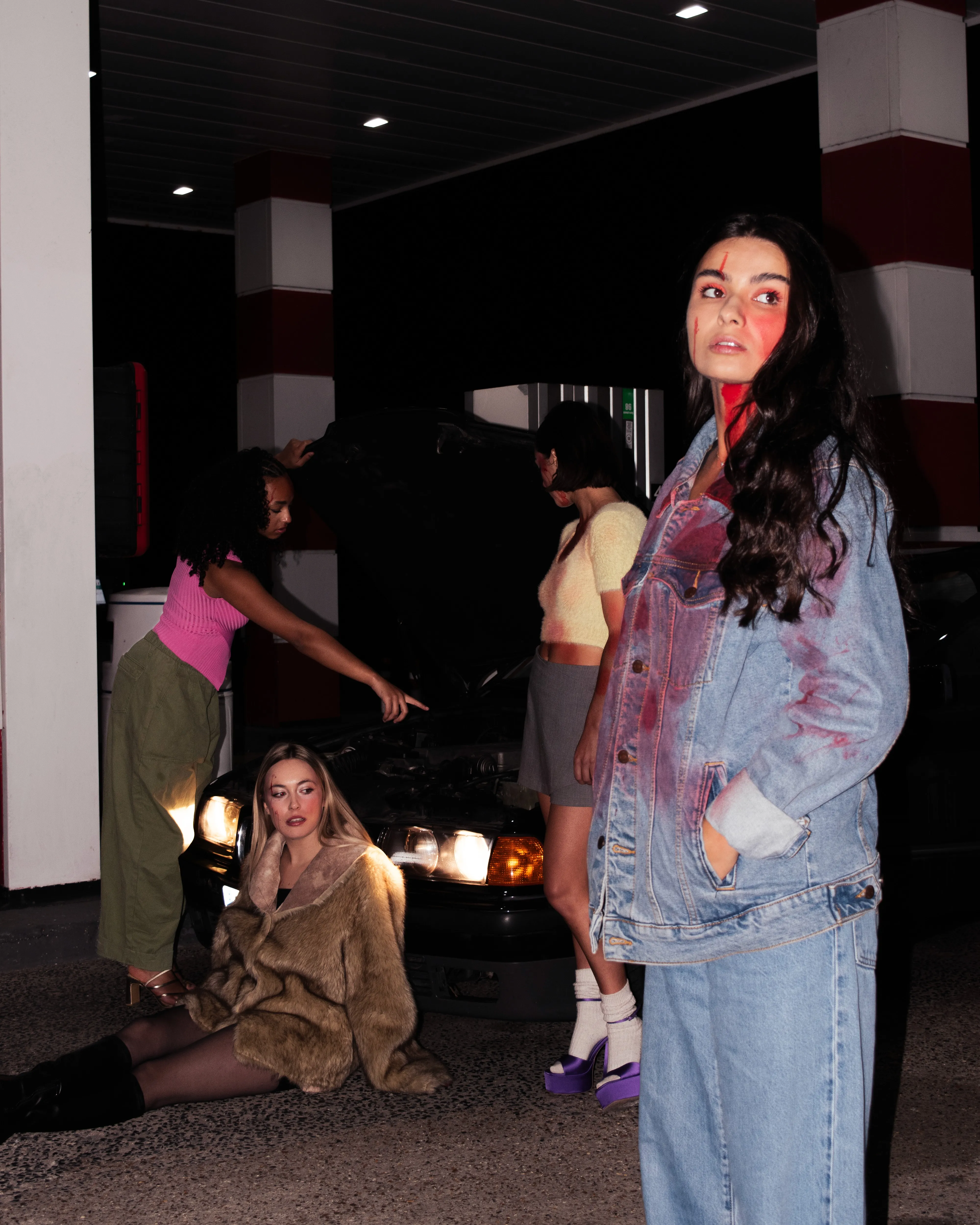 Photographie de style de rue de nuit et stylisme de mode urbaine pour la série Halloween Glamour.