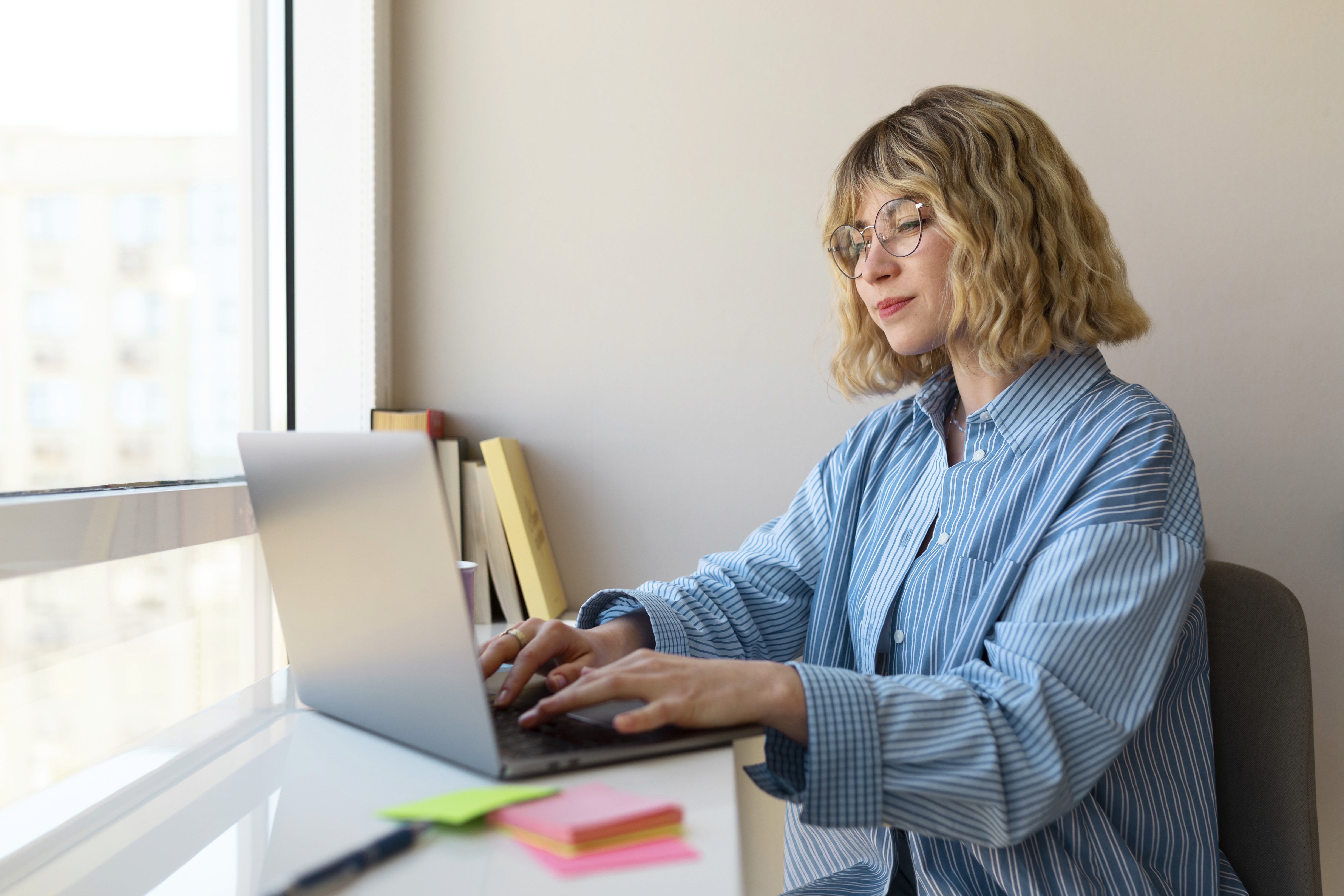 Mujer trabajando en un portátil. Imagen de Freepik.
