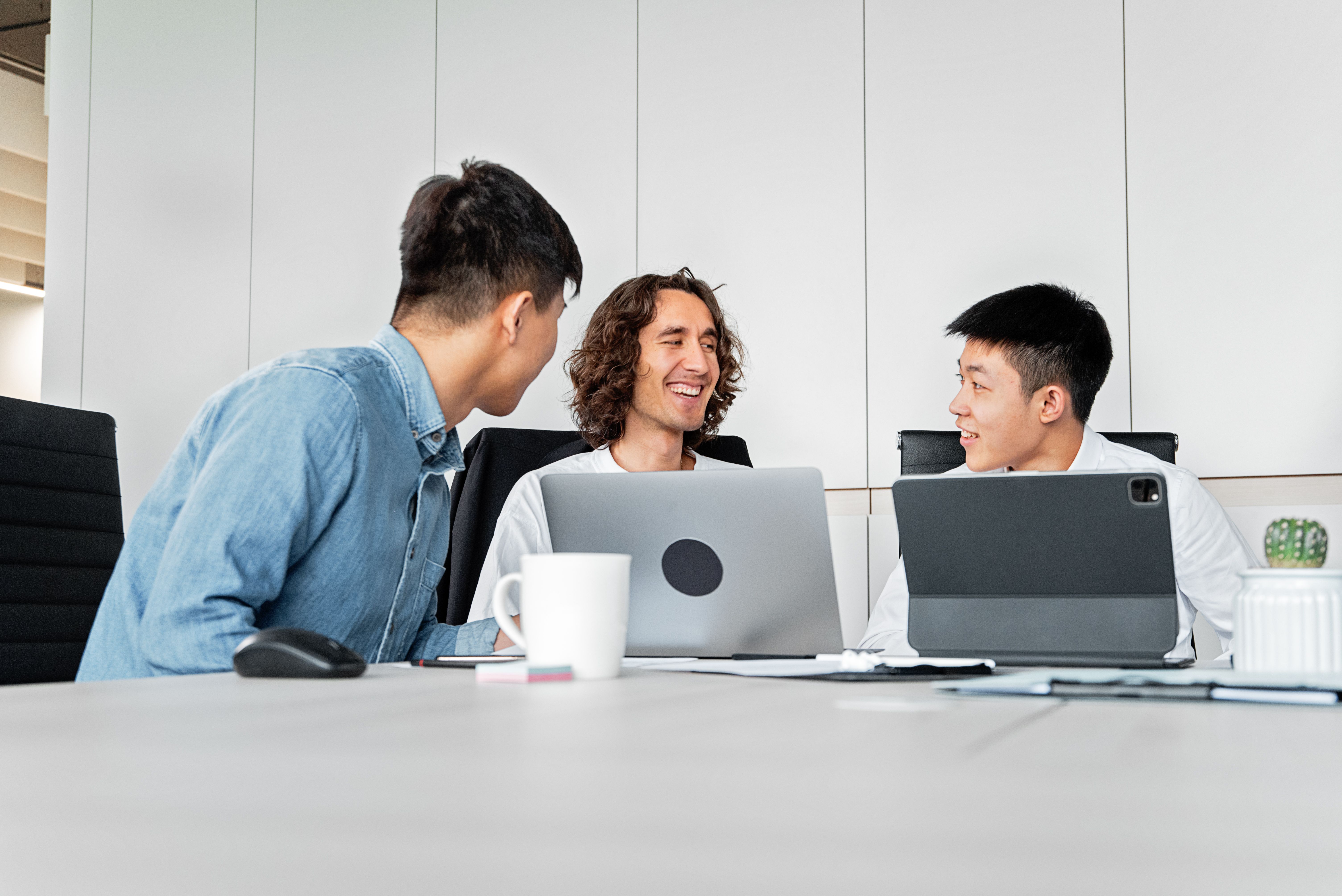 Chinese STEM interns communicate and collaborate with overseas colleagues in American office under ITP program