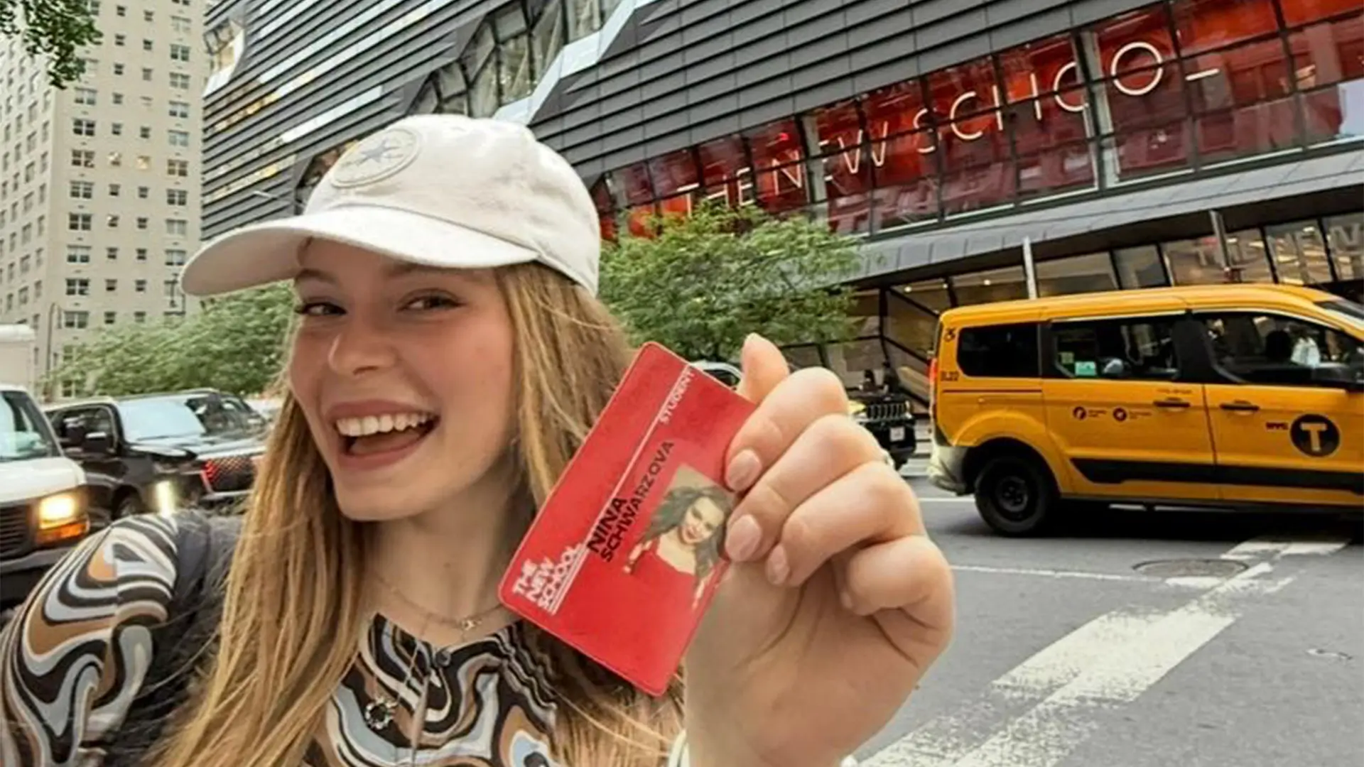 Usmívající se Nina hrdě ukazuje svůj studentský průkaz prestižní školy The New School v New Yorku.