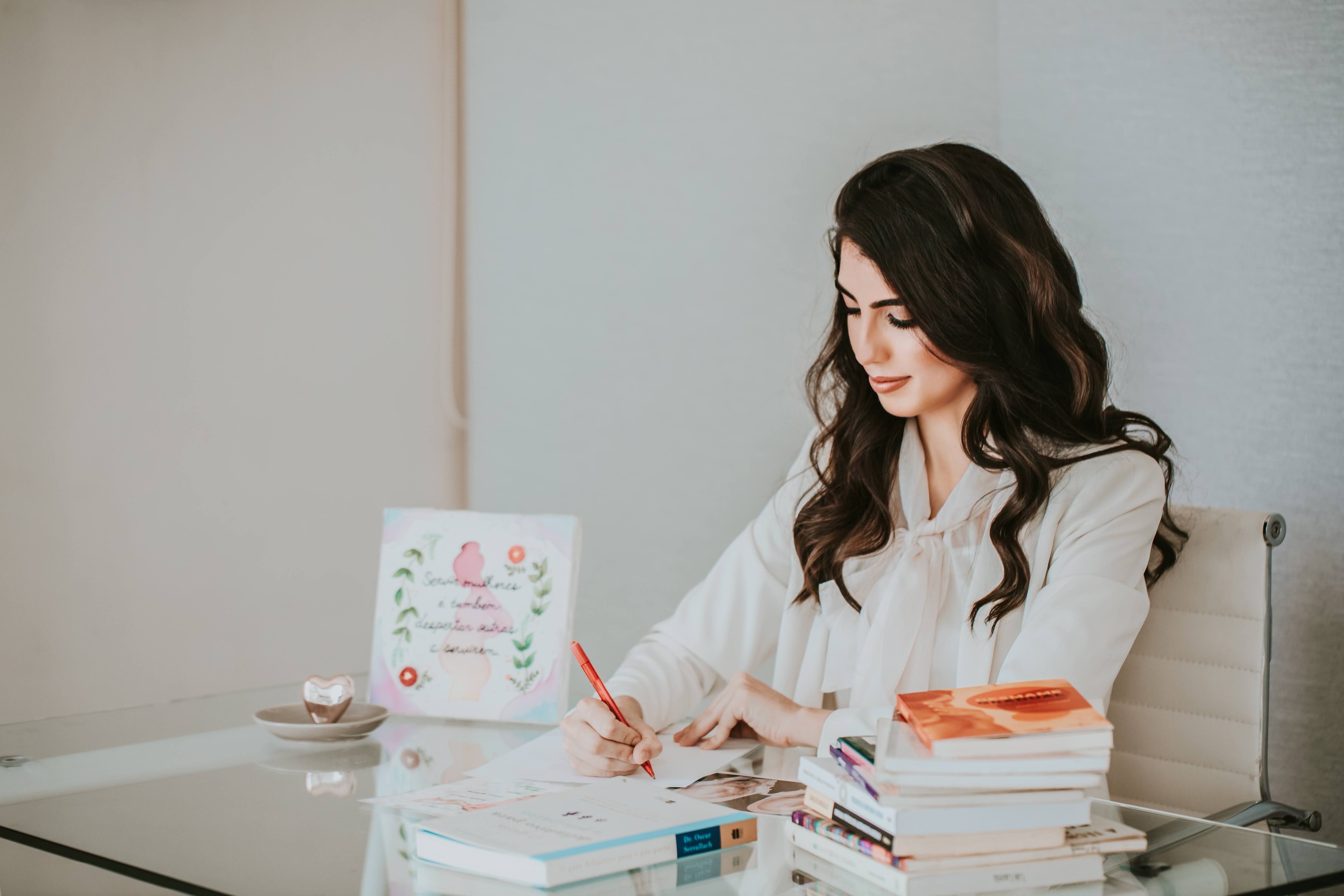 mulher segurando a mão de uma parturiente