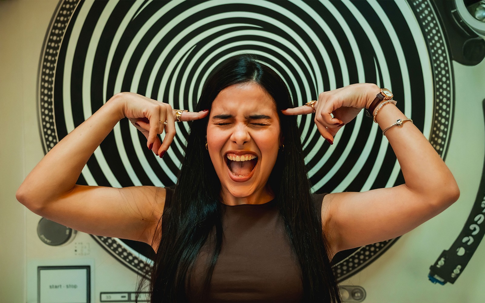 Besøkende som interagerer med utstillingen med optiske illusjoner på Illusjonsmuseet i Madrid.