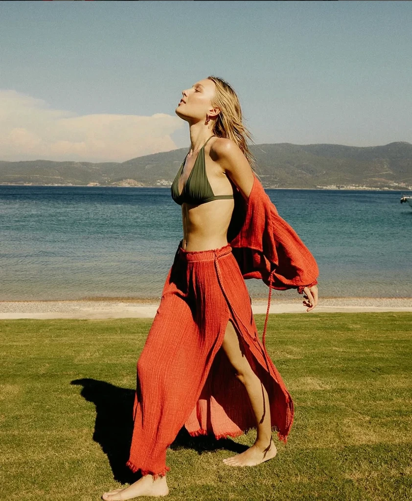 Sahilde kırmızı kıyafetli kadın model, moda kampanyası