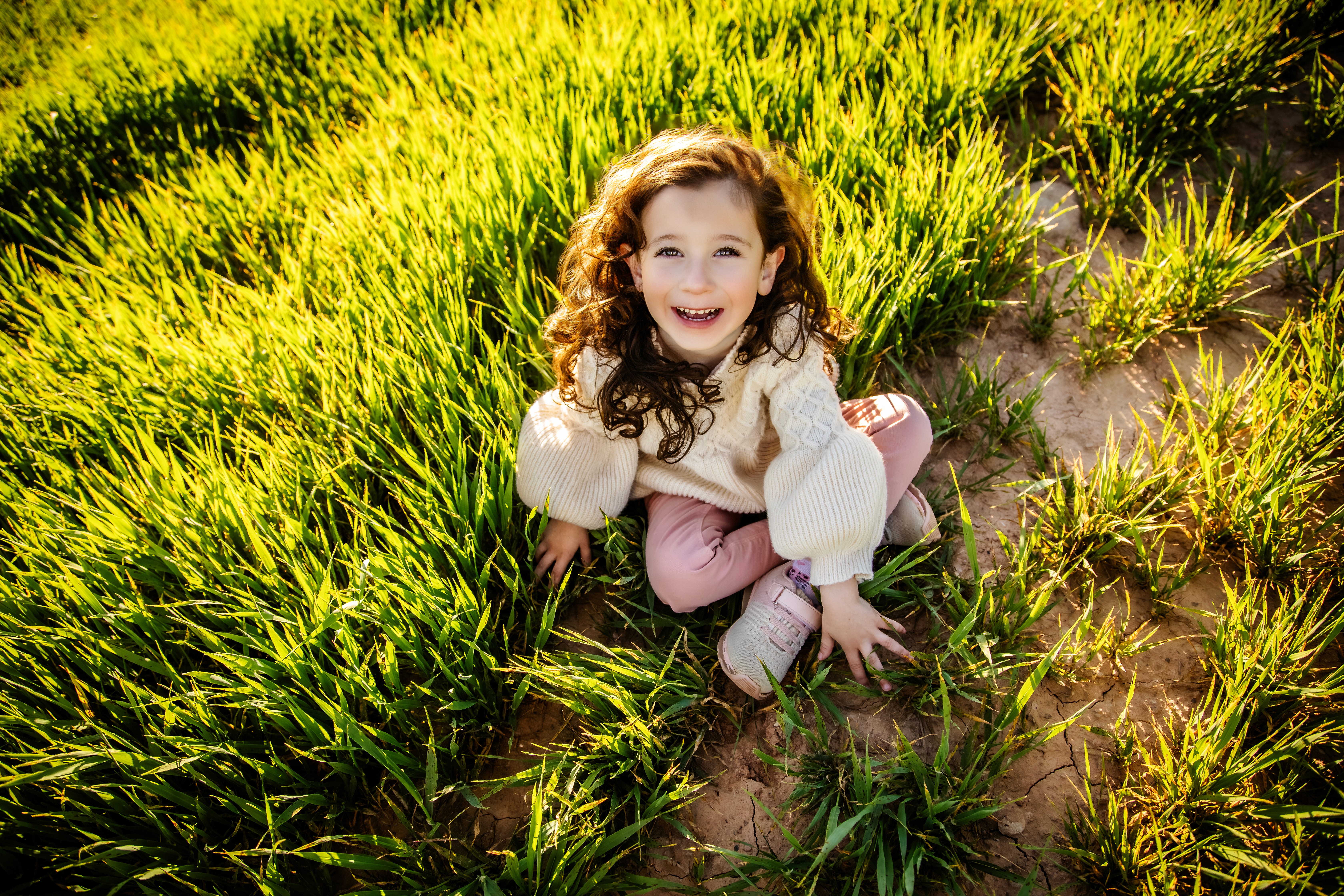 Niña sentada en el suelo