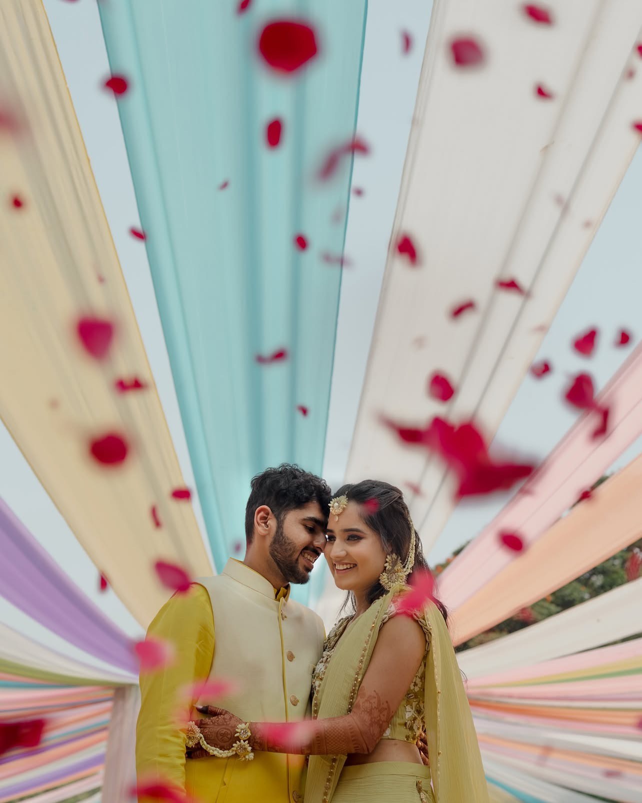 woman holding beige-petaled flower bouquet
