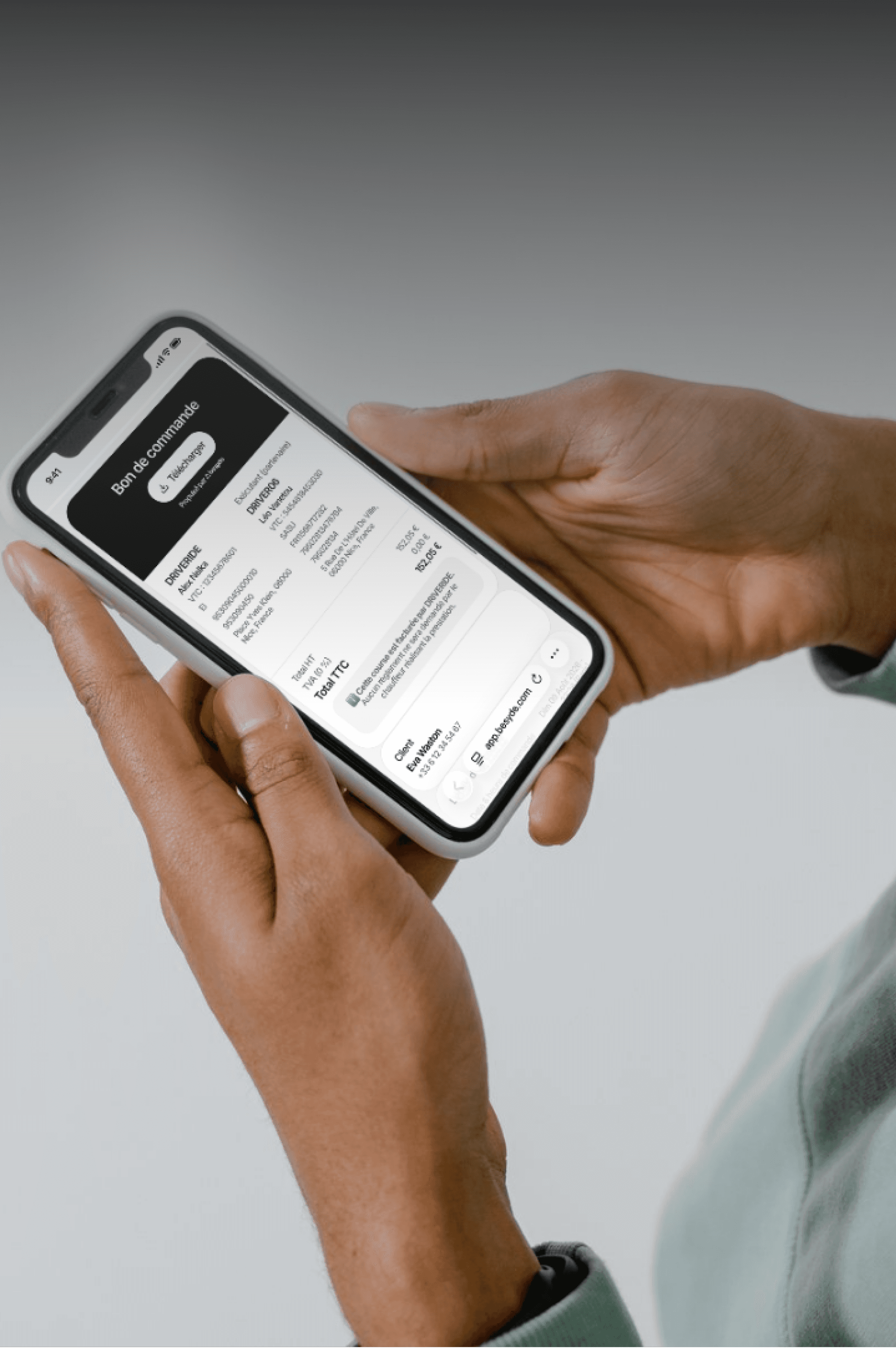 Téléphone, avec page bon de commande Besyde ouvert, tenu entre les mains