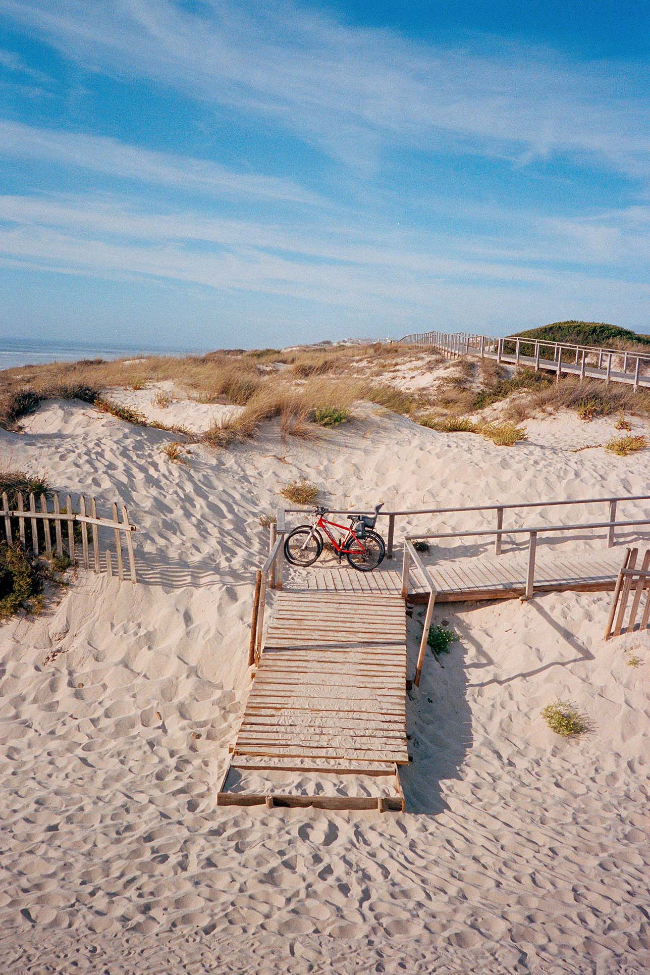 Dunes de sable avec un ponton sur lequel sont attachés deux vélos