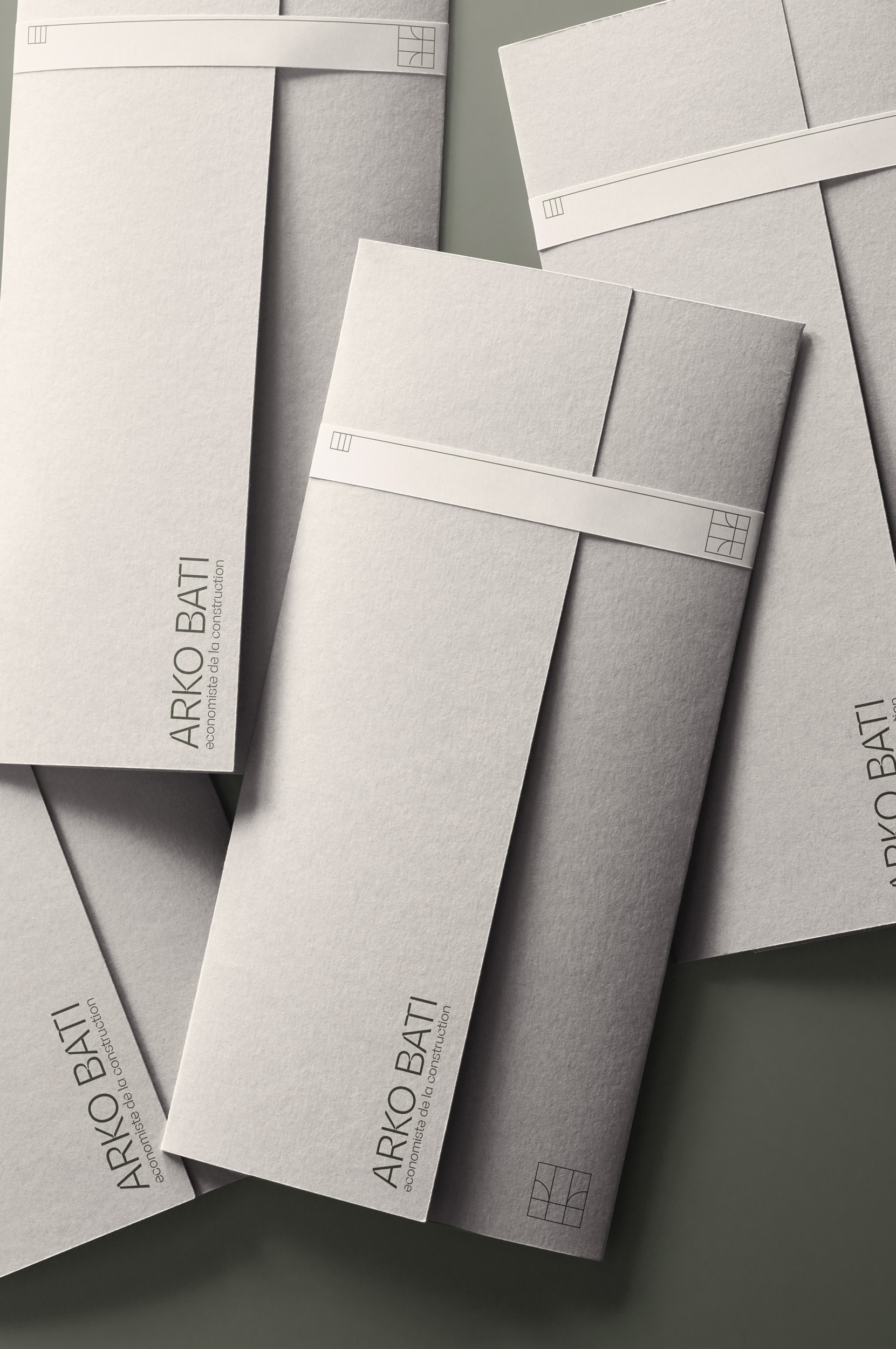 Packaging du restaurant Au fil du goût avec identité visuelle claire et design graphique épuré.