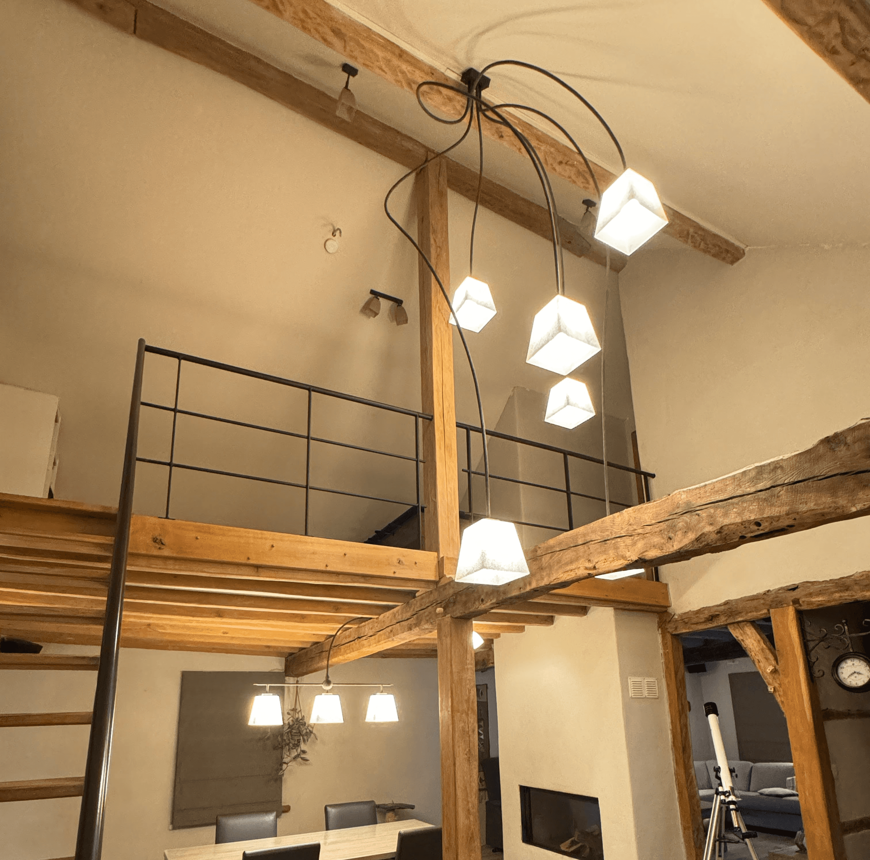 Maatwerk hangverlichting van Bellini Lighting aan een houten plafond met warme en gelijkmatige lichtverdeling